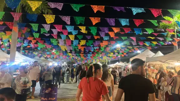 Familias enteras llegaron para disfrutar de Hanal Pixán en el malecón Tajamar Familias enteras llegaron para disfrutar de Hanal Pixán en el malecón Tajamar