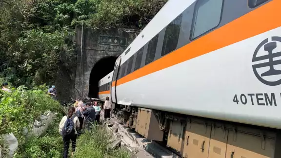 Pasajeros cerca del lugar del accidente