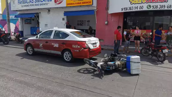 Aparatoso choque entre motociclista y taxi frente al CFEmático


