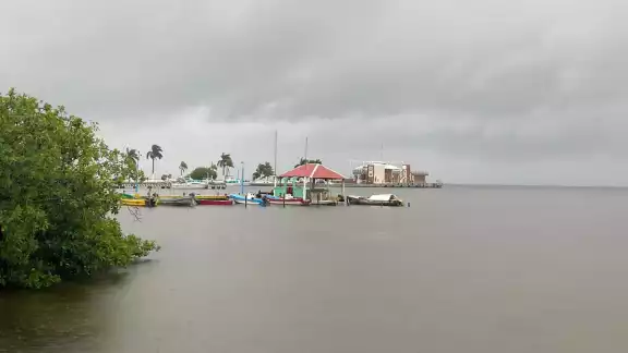 Suspenden clases en municipios del sur de Quintana Roo Suspenden clases en municipios del sur de Quintana Roo