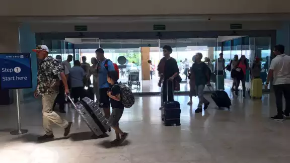 Los pasajeros de los vuelos atrasados en Cancún acudieron a sus aerolíneas para saber sus nuevos horarios de salida del Caribe Mexicano Los pasajeros de los vuelos atrasados en Cancún acudieron a sus aerolíneas para saber sus nuevos horarios de salida del Caribe Mexicano