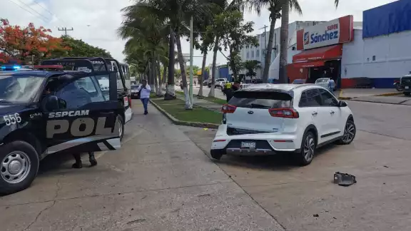 Una mujer al volante impactó contra una patrulla de la Policía Estatal tras volarse la señal de alto Una mujer al volante impactó contra una patrulla de la Policía Estatal tras volarse la señal de alto
