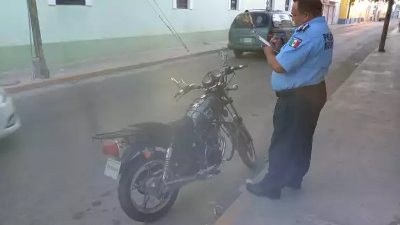 La motociclista y el peatón resultaron heridos tras ser atropellados en el Centro de Mérida La motociclista y el peatón resultaron heridos tras ser atropellados en el Centro de Mérida