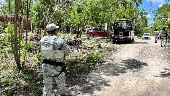 Elementos de la Policía Municipal de Cancún se trasladaron a la escena y confirmaron el hallazgo Elementos de la Policía Municipal de Cancún se trasladaron a la escena y confirmaron el hallazgo