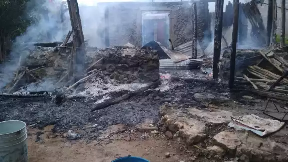 Pareja de adultos mayores perdió todas sus pertenencias