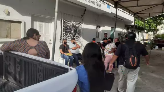 Los empleados del Ayuntamiento de Cozumel, que están contra la gestión de Deyanira Jiménez, hicieron una asamblea para destituirla comi líder sindical