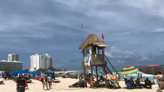 Los bañistas extranjeros y nacionales acudieron a Playa Fórum para relajarse y estar cerca del mar en la Zona Hotelera de Cancún