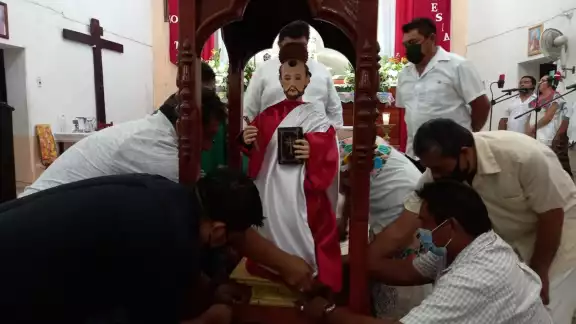 El santo patrono de Huhí, Yucatán fue bajado este domingo. Foto: Ivan de Jesús May Cen El santo patrono de Huhí, Yucatán fue bajado este domingo. Foto: Ivan de Jesús May Cen