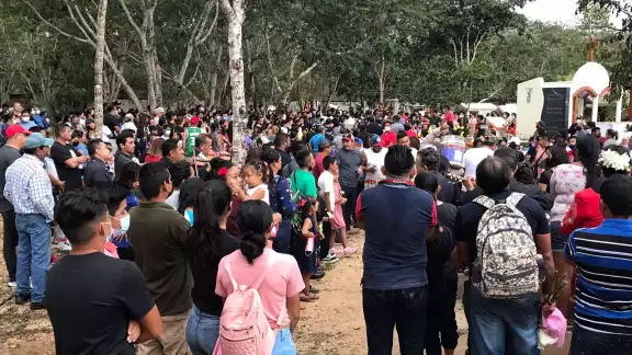 Al funeral acudieron varias personas Al funeral acudieron varias personas