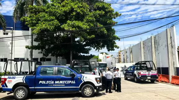 Policías municipales retrasaron cambio de guardia en protesta por bono federal no entregado.