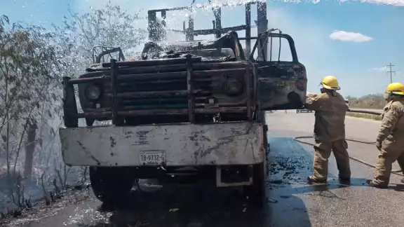 El conductor logró salir antes de que el fuego lo alcanzara El conductor logró salir antes de que el fuego lo alcanzara