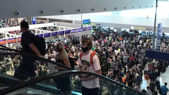Son más de mil 200 personas las que se observaron dentro de una de las terminales del aeropuerto de Cancún esperando vuelos Son más de mil 200 personas las que se observaron dentro de una de las terminales del aeropuerto de Cancún esperando vuelos