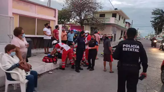 Varios oficiales llegaron al lugar para atender a las jóvenes Varios oficiales llegaron al lugar para atender a las jóvenes