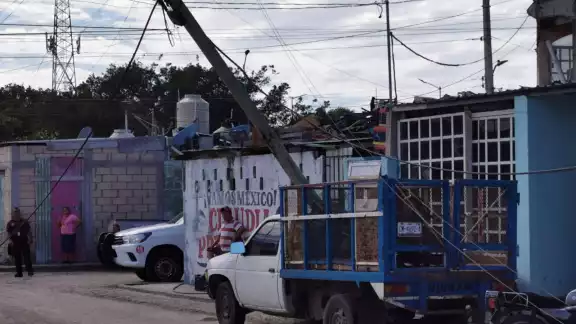 Protección Civil acordonó la zona mientras el conductor reportaba el incidente a su seguro Protección Civil acordonó la zona mientras el conductor reportaba el incidente a su seguro