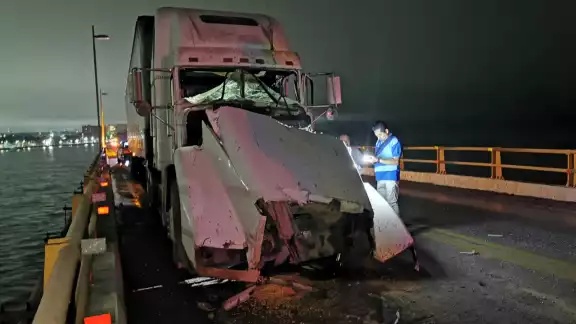El accidente involucró un tractocamión y un camión que transportaba granos de maíz