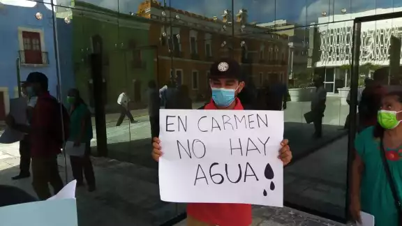 Vecinos se plantaron afuera del Palacio de Gobierno de Campeche con pancartas para exponer sus demandas