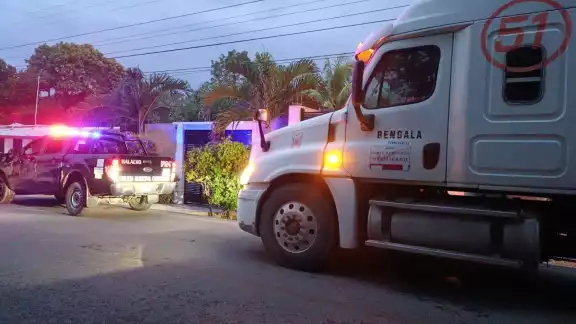 Tráiler tira postes de luz y causa apagón en Halachó Tráiler tira postes de luz y causa apagón en Halachó