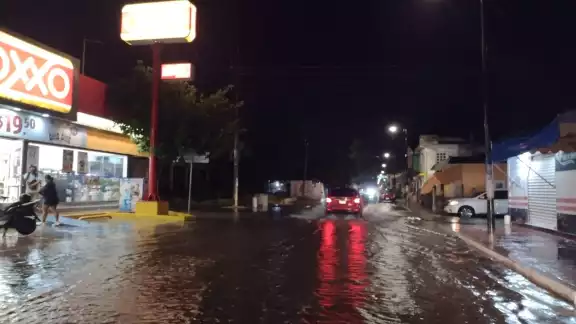 Se registró acumulación de agua en el primer cuadro de la ciudad lo que generó un caos vial pero sin contratiempos Se registró acumulación de agua en el primer cuadro de la ciudad lo que generó un caos vial pero sin contratiempos
