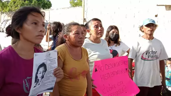 Con pancartas y la ficha de búsqueda de la joven desaparecida en la Zona Continental de Isla Mujeres, sus seres queridos exigieron justicia frente a la casa del taquero, que huyó del lugar Con pancartas y la ficha de búsqueda de la joven desaparecida en la Zona Continental de Isla Mujeres, sus seres queridos exigieron justicia frente a la casa del taquero, que huyó del lugar