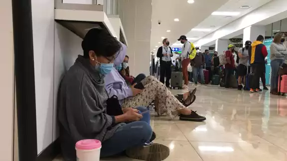 Entre los afectados se encobraban ayer un matrimonio de españoles que llegaron el sábado pasado y que debieron regresar el viernes por la mañana a la Ciudad de México Entre los afectados se encobraban ayer un matrimonio de españoles que llegaron el sábado pasado y que debieron regresar el viernes por la mañana a la Ciudad de México
