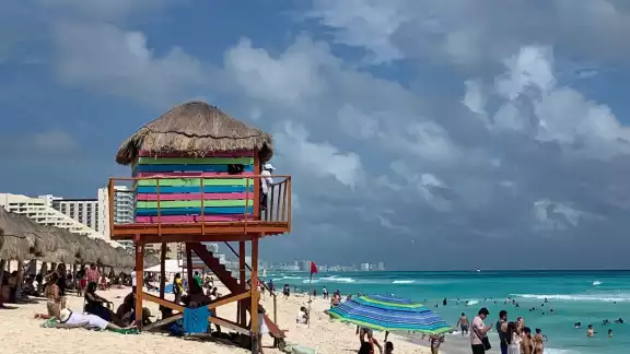 Pese a que haber un clima fresco en Cancún, los turistas acudieron a las playas del destino del Caribe Mexicano Pese a que haber un clima fresco en Cancún, los turistas acudieron a las playas del destino del Caribe Mexicano