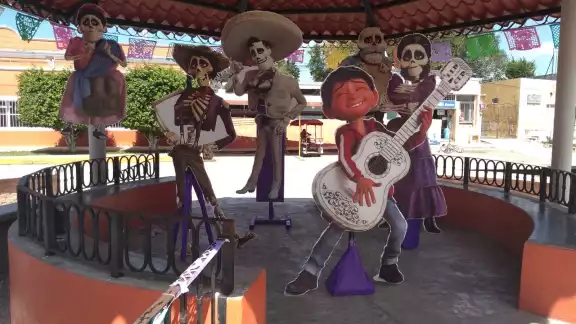 En el kiosco, se puede observar, los protagonistas de la película COCO