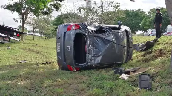 El automóvil terminó con importantes abulladoras en la carrocería