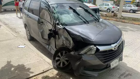 El automóvil particular recibió el impacto de la combi del lado del copiloto en la Región 260 de Cancún El automóvil particular recibió el impacto de la combi del lado del copiloto en la Región 260 de Cancún