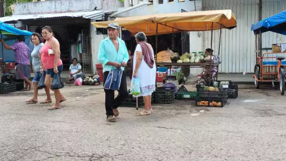 Los comerciantes dicen que las ventas mejoran un poco los fi nes de semana al haber más afluencia Los comerciantes dicen que las ventas mejoran un poco los fi nes de semana al haber más afluencia