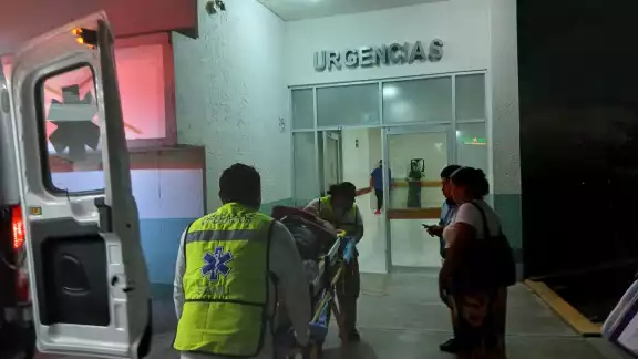 Un albañil cayó desde el segundo piso de una obra en construcción en Don Samuel, terminando dentro de un pozo de agua Un albañil cayó desde el segundo piso de una obra en construcción en Don Samuel, terminando dentro de un pozo de agua