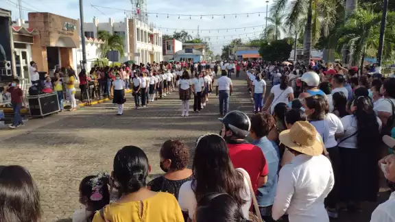 Los alumnos marcharon por la avenida Benito Juárez, pasando por el Ayuntamiento de Carrillo Puerto, donde los esperaban vecinos de la zona Los alumnos marcharon por la avenida Benito Juárez, pasando por el Ayuntamiento de Carrillo Puerto, donde los esperaban vecinos de la zona