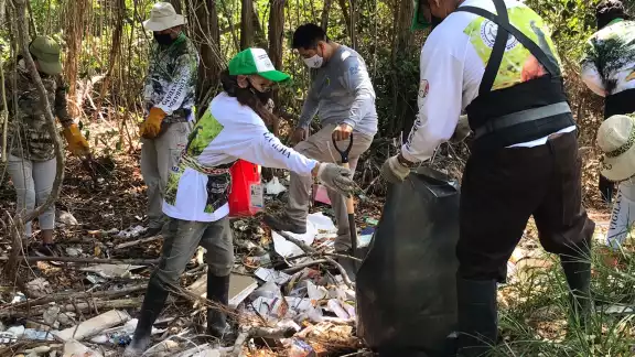 La basura contamina de gran manera el canal de agua a la laguna La basura contamina de gran manera el canal de agua a la laguna