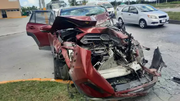 El accidente sucedió sobre la lateral del Bulevar Colosio a la altura de residencial las Américas El accidente sucedió sobre la lateral del Bulevar Colosio a la altura de residencial las Américas