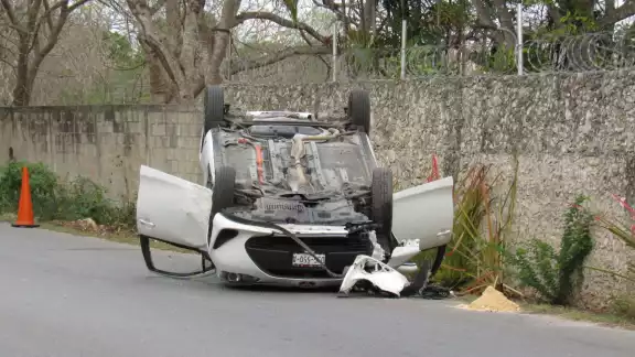 Se presume que el conductor dormitó cuando circulaba en el entronque a Temozón Norte en Mérida Se presume que el conductor dormitó cuando circulaba en el entronque a Temozón Norte en Mérida