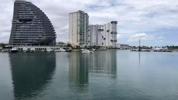 Denuncias en redes sociales indicaban que la 'Shark Tower' en Puerto Cancún se había movido unas pulgadas, pero la constructora lo negó Denuncias en redes sociales indicaban que la 'Shark Tower' en Puerto Cancún se había movido unas pulgadas, pero la constructora lo negó