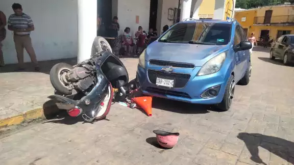La mujer perdió el control de la motocicleta debido a que se le atoró el acelerador La mujer perdió el control de la motocicleta debido a que se le atoró el acelerador