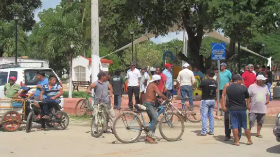 Pobladores se manifestaron para que los policías municipales suelten al comisario, quien minutos antes fue detenido Pobladores se manifestaron para que los policías municipales suelten al comisario, quien minutos antes fue detenido