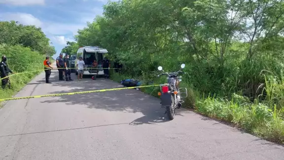 La motocicleta quedó fuera de la carretera junto al joven La motocicleta quedó fuera de la carretera junto al joven