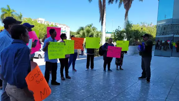 Los exempleados del Ayuntamiento de Escárcega se manifiestan frente al Palacio de Gobierno de Campeche