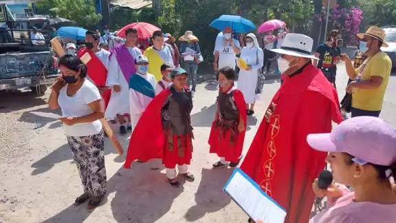 Entre niños y adultos, se caracterizaron para representar la Crucifixión de Cristo en calles de Chetumal Entre niños y adultos, se caracterizaron para representar la Crucifixión de Cristo en calles de Chetumal