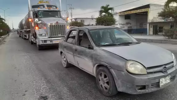 Tráiler impacta contra automóvil en Escárcega Tráiler impacta contra automóvil en Escárcega