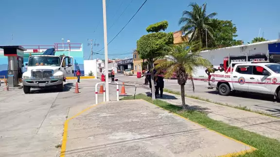 Con agua y arena lograron esparcir el diesel del suelo Con agua y arena lograron esparcir el diesel del suelo