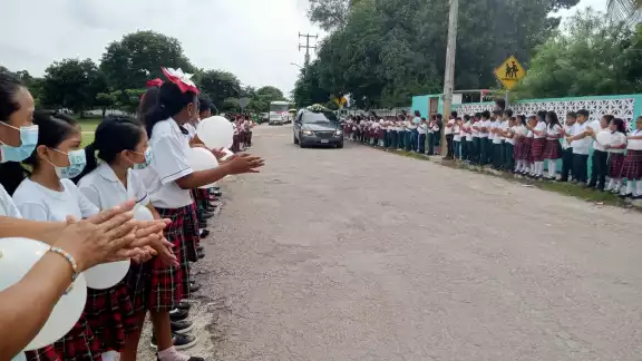 Compañeros despidieron al niño de 7 años en un cortejo fúnebre Compañeros despidieron al niño de 7 años en un cortejo fúnebre
