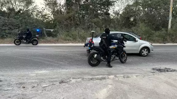 El mensaje amenazante escrito en una manta fue colocado frente al fraccionamiento Rinconadas del Mar El mensaje amenazante escrito en una manta fue colocado frente al fraccionamiento Rinconadas del Mar