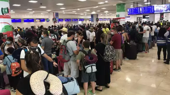 Las terminales del Aeropuerto Internacional de Cancún lucieron llenas de pasajeros, previo a la Navidad