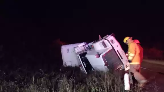 El conductor fue atendido por los paramédicos que acudieron al lugar de los hechos El conductor fue atendido por los paramédicos que acudieron al lugar de los hechos