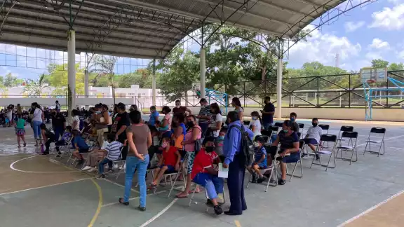 La convocatoria a la vacunación de menores de edad en Bacalar inició con baja presencia de familias en el módulo de inoculación La convocatoria a la vacunación de menores de edad en Bacalar inició con baja presencia de familias en el módulo de inoculación