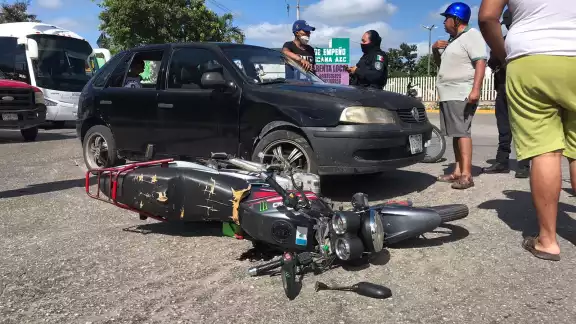 A consecuencia de la maniobra, el motociclista se estrelló contra el automóvil quedando tirado en el pavimento A consecuencia de la maniobra, el motociclista se estrelló contra el automóvil quedando tirado en el pavimento