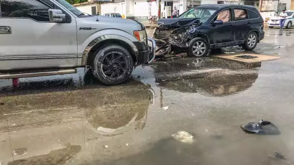 Al menos tres autos se vieron involucrado en el accidente de tránsito Al menos tres autos se vieron involucrado en el accidente de tránsito