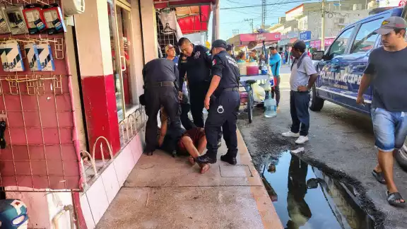 Hombre en situación de calle agredió con una muleta a una mujer y a un menor en pleno Centro.